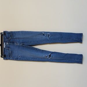 Levi's 711 skinny jeans are a‎ mid-rise, skinny leg jean Sz 26